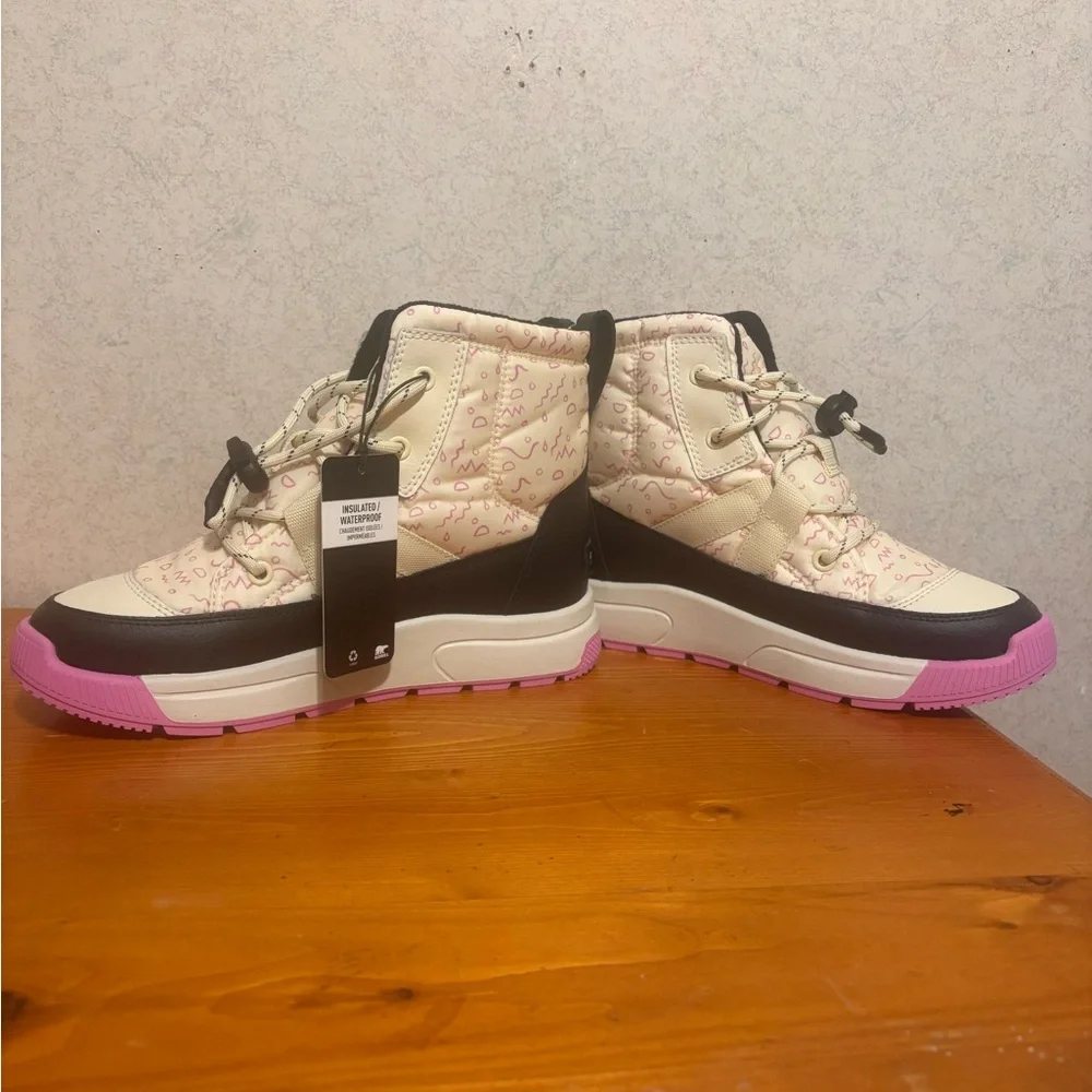 SOREL NWOB Kids' Whitney III Mid Waterproof Boots. Girls Size 5 cream and pink.